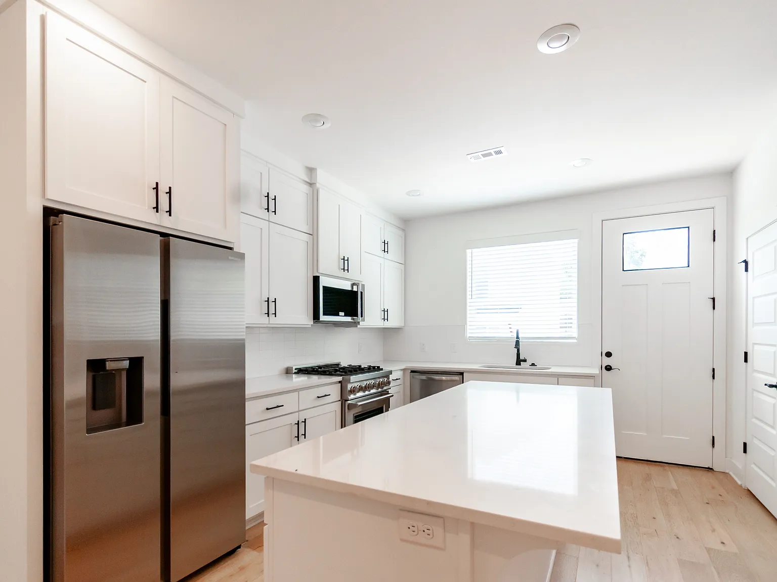 1623 West Stone Street - 3 — Photo 4
