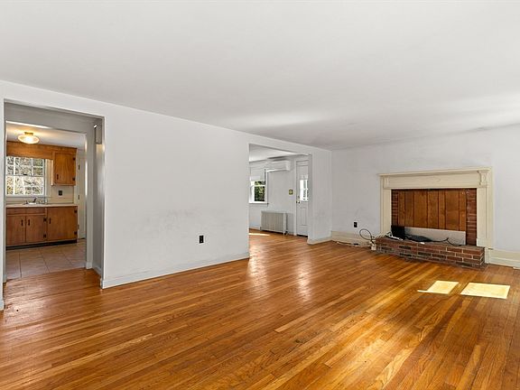 5th image of 290 Main St