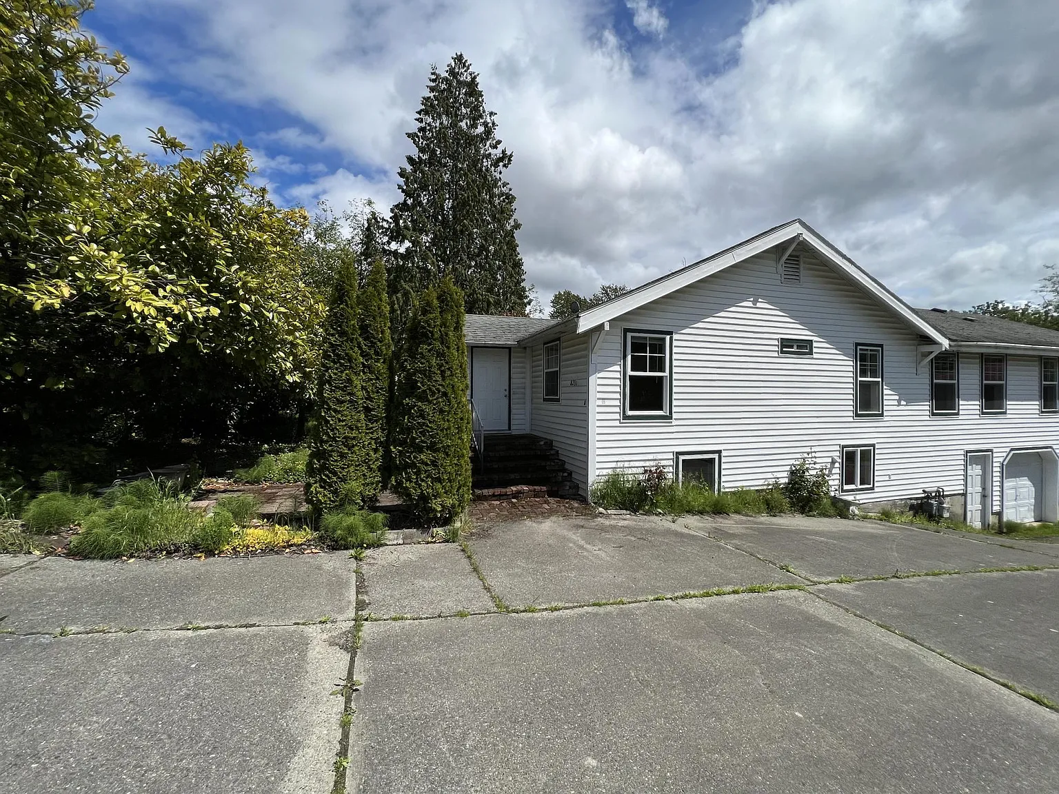 4 bed, 2500 sqft, $3,950 — Photo 2