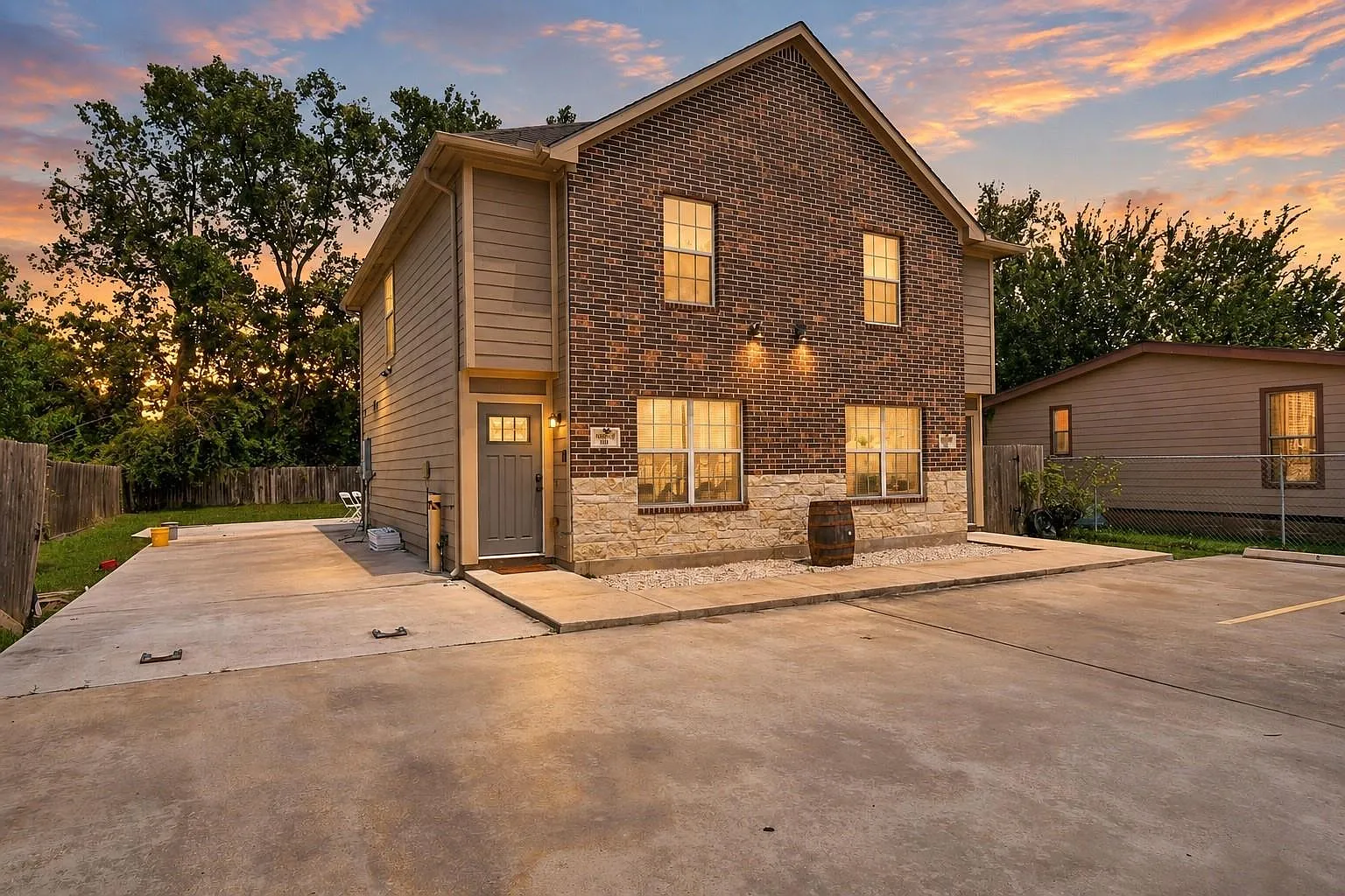 2 bed, 1.5 bath, 2068 sqft, $1,500 — Photo 1