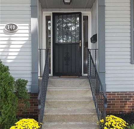 140 Market Street is less than a block from River Road.