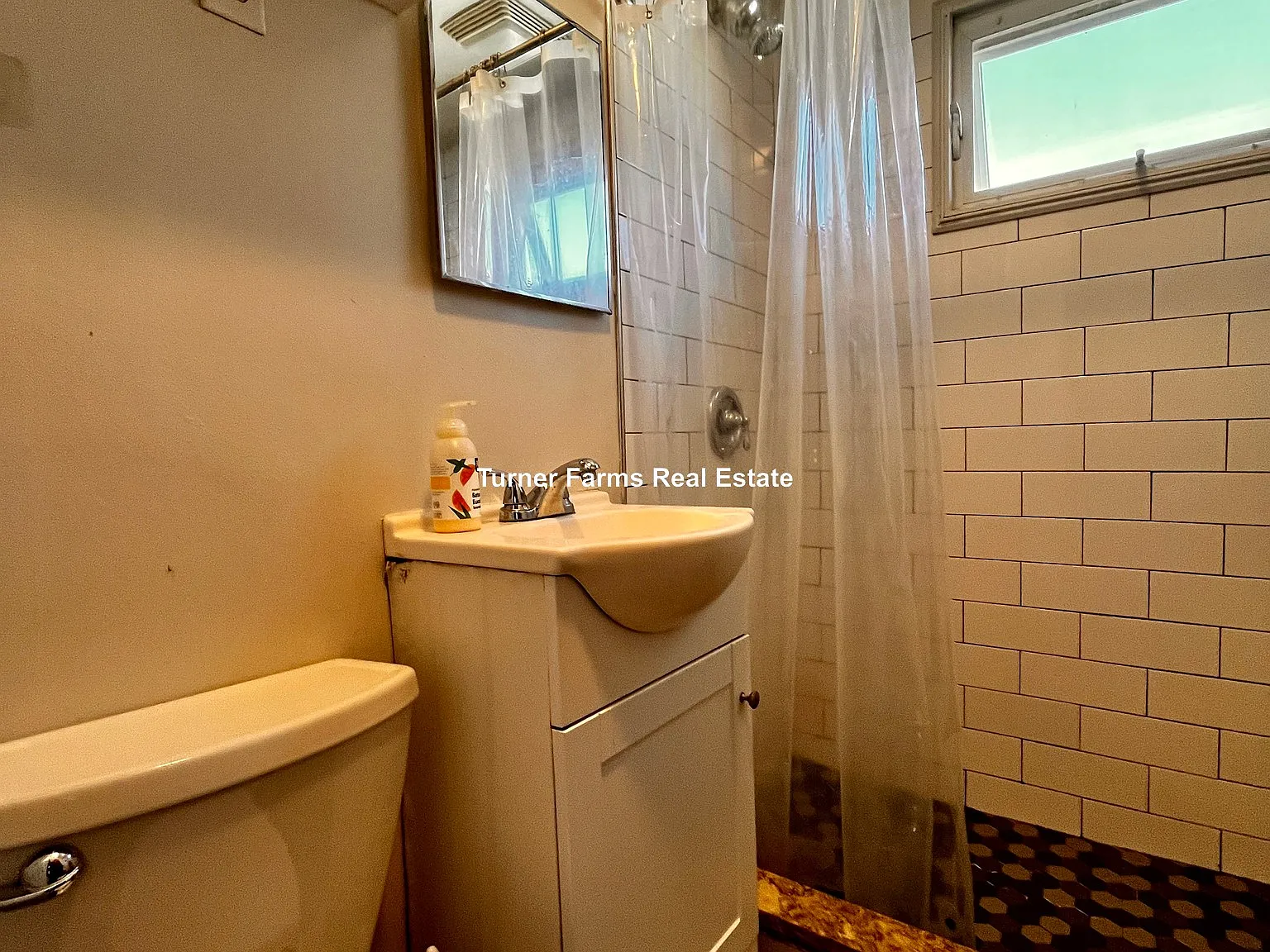 5 bed, 1.5 bath, 9999 sqft, $7,500 — Photo 4