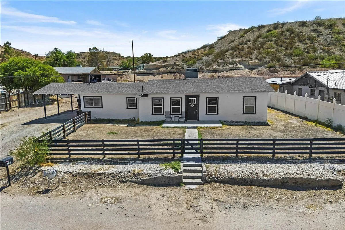 3 bed, 1.0 bath, 1179 sqft, $1,750 — Photo 1