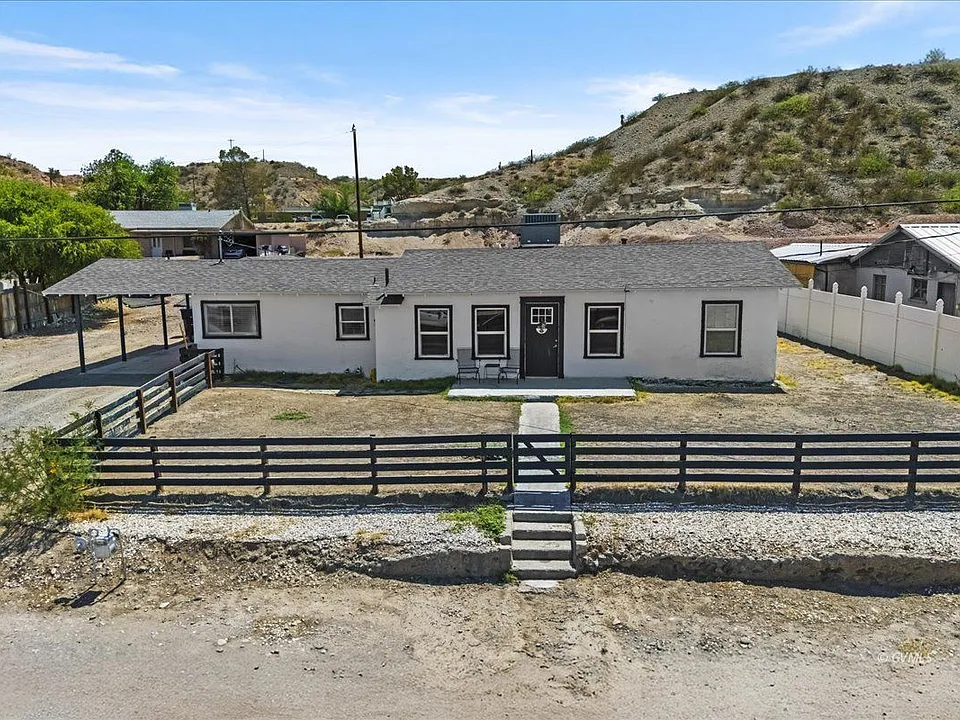 705 Center Ave