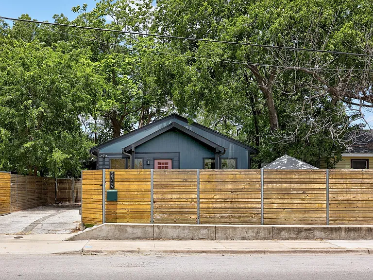 2714 E 2nd St — Photo 35