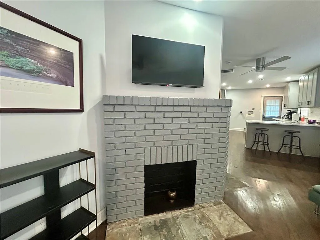 2 bed, 1.0 bath, 872 sqft, $1,850 — Photo 4