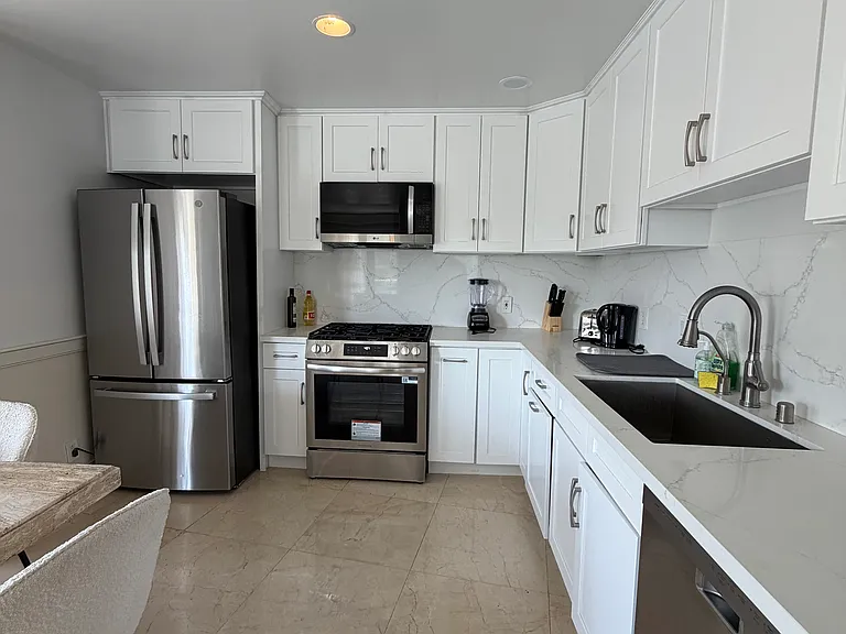 435 Arnaz Dr #200 — Photo 23