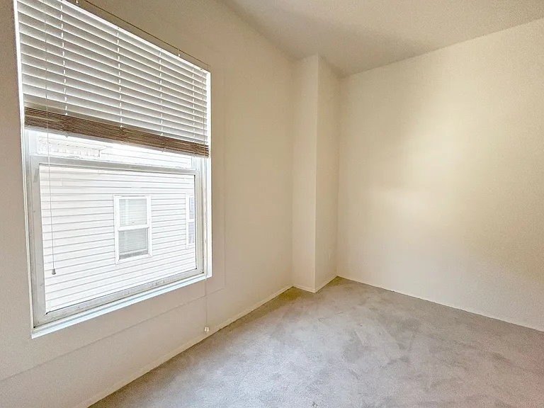 Ludlow B Apartments — Photo 9