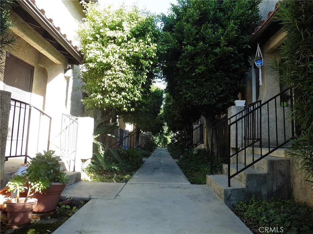 2 bed, 929 sqft, $2,700 — Photo 2