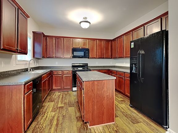 5th image of 2551 Freemont St