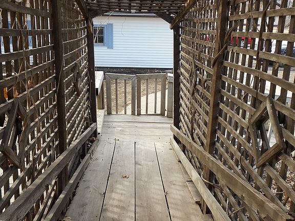 Trellis-coverd handicap ramp