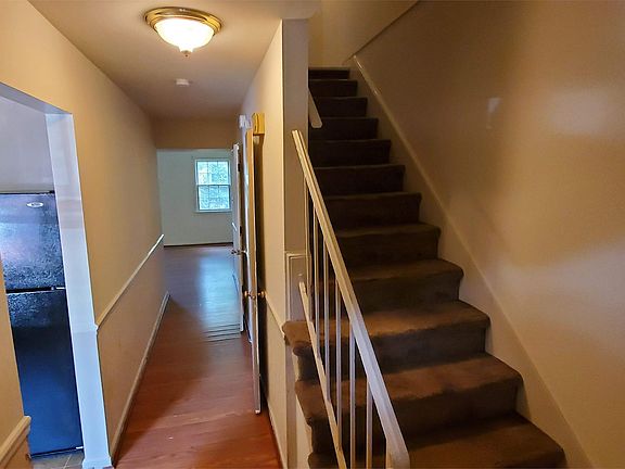 3rd image of 213 Olde Greenwich Dr