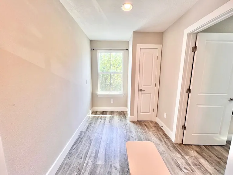 907 Randall St — Photo 14