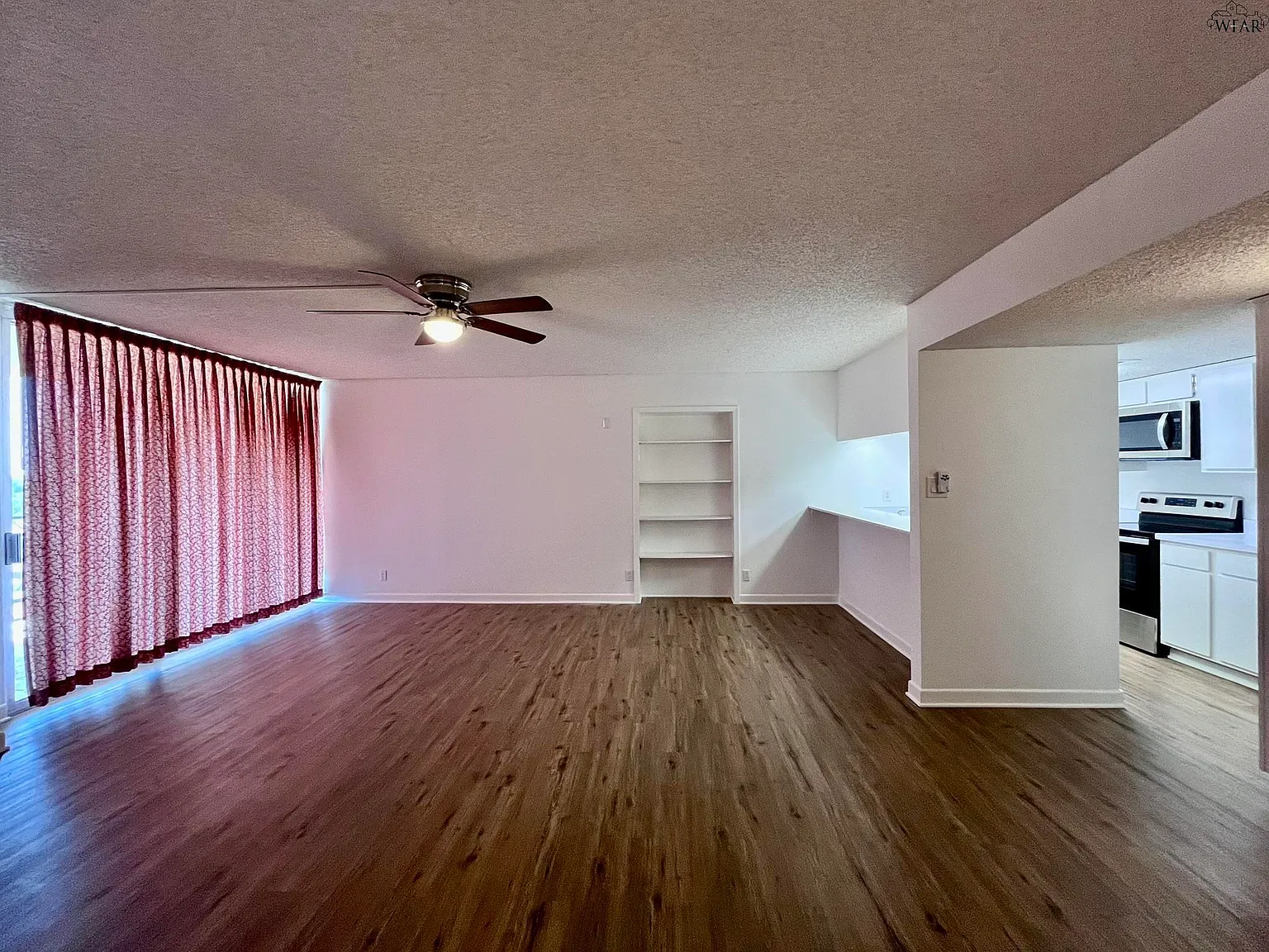 1 bed, 1.0 bath, 813 sqft, $1,295 — Photo 2