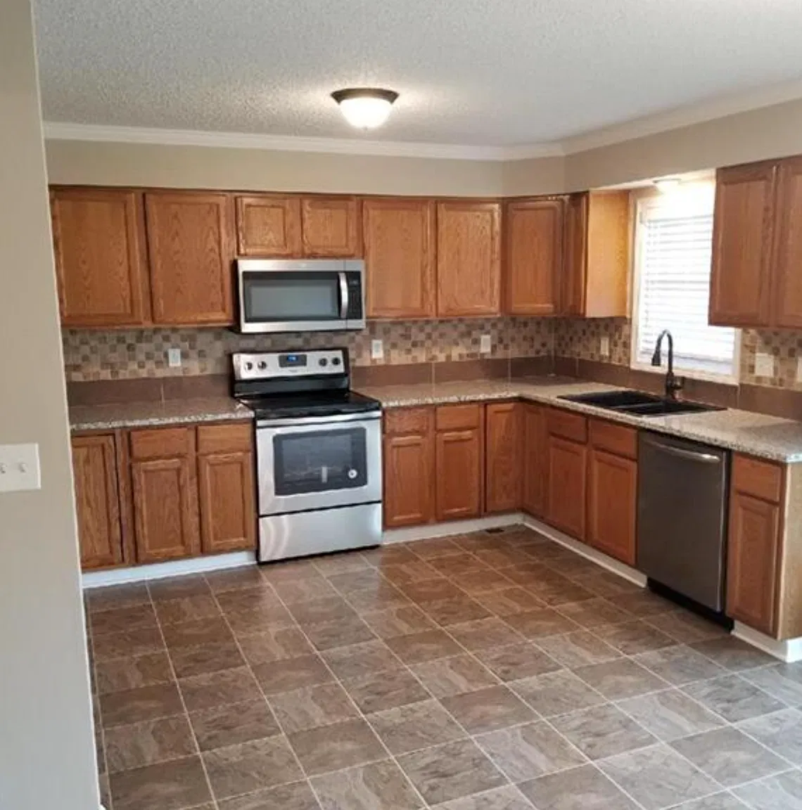3 bed, 1250 sqft, $1,800 — Photo 3