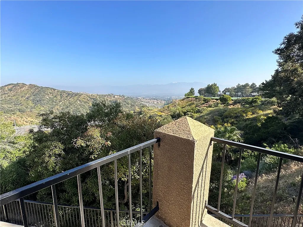 2 bed, 956 sqft, $2,700 — Photo 3