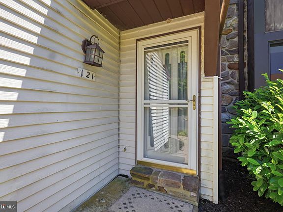 3rd image of 121 Windham Ct