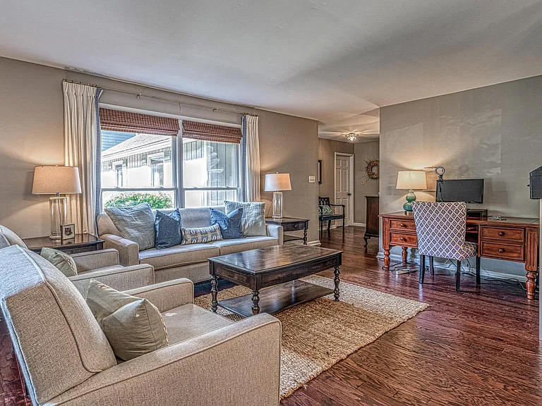 1810 Wandering Way Dr — Photo 3