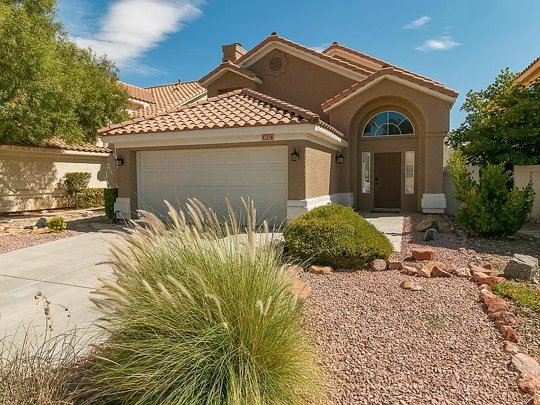 1432 Desert Hills Dr — Photo 1