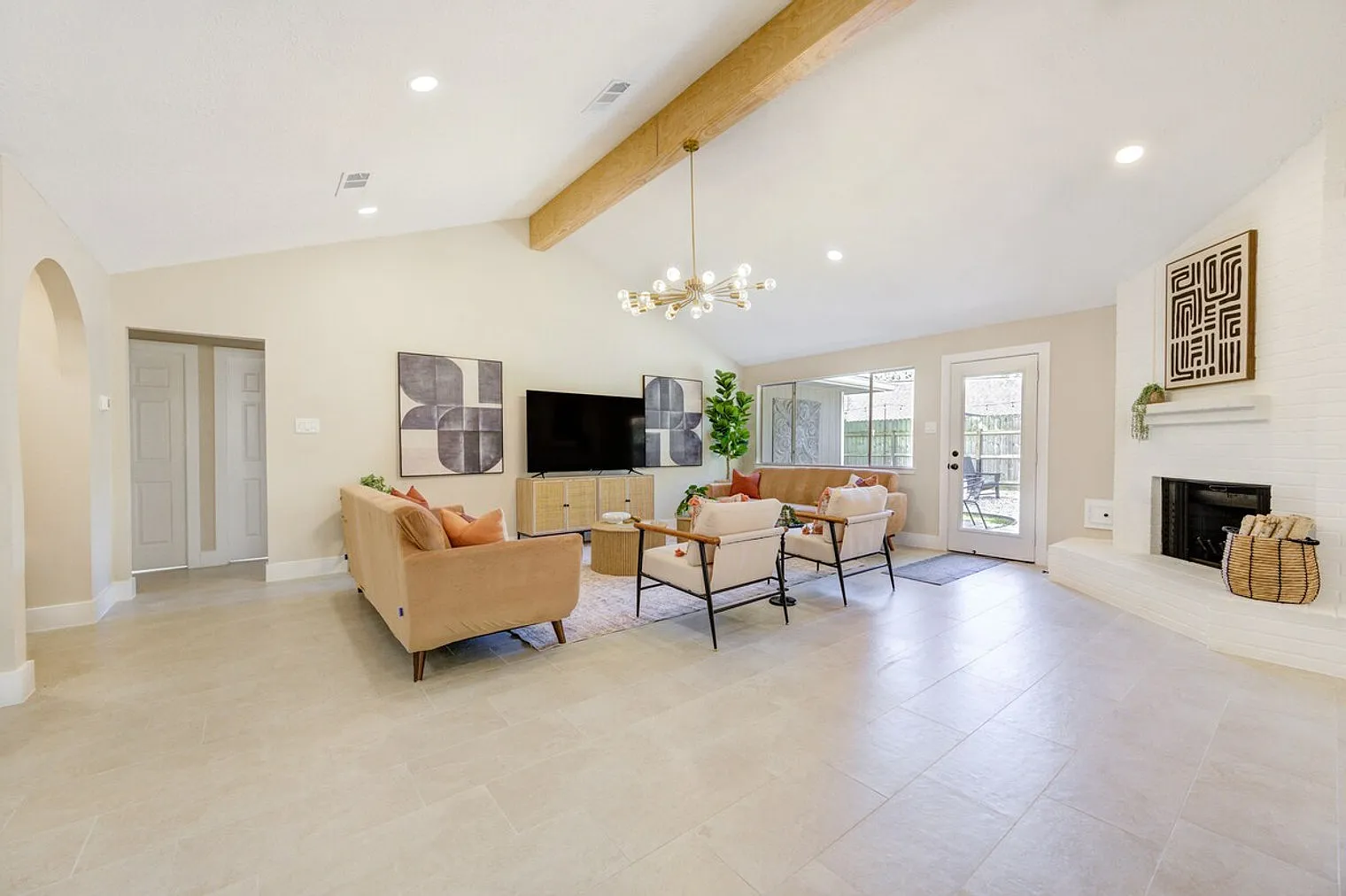 4 bed, 2.0 bath, $6,219 — Photo 3