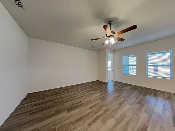 3rd image of 1633 E Park Trl