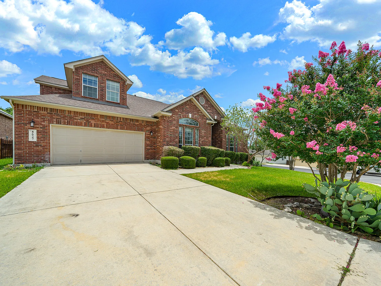Spacious 4-Bed Luxury Home with Chef's Kitchen, Fenced Yard, and 3,528 sq ft in Helotes — Photo 3