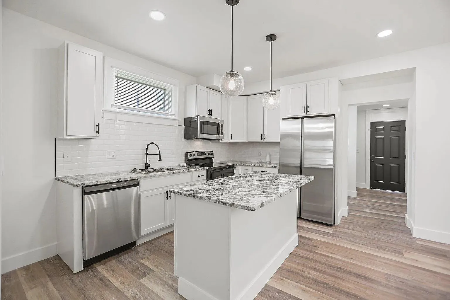 852 Oakwood Ave — Photo 2