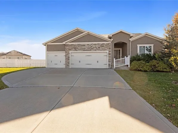 1103 SW Badger Ct, Oak Grove, MO 64075