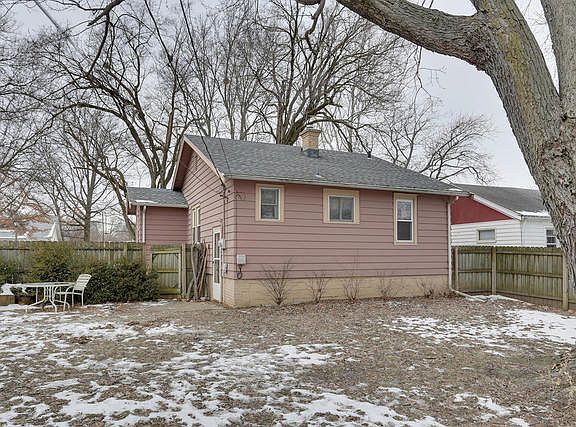 4th image of 906 N Busey Ave
