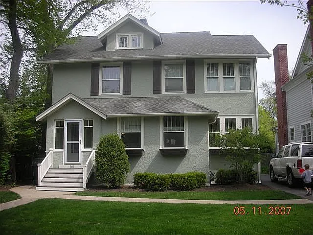 565 Hawthorn Ln photo 1