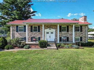 15 Ohio St E, Ravenswood, WV 26164