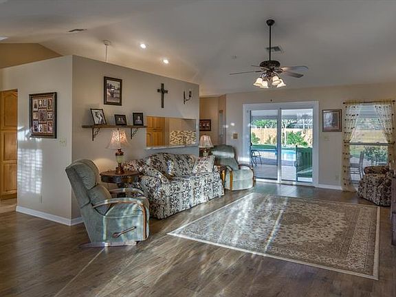 4th image of 32330 Laurel Ct