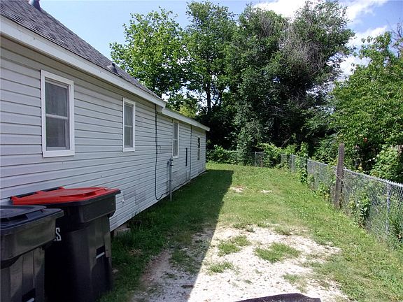 3rd image of 606 Huckleberry Ln
