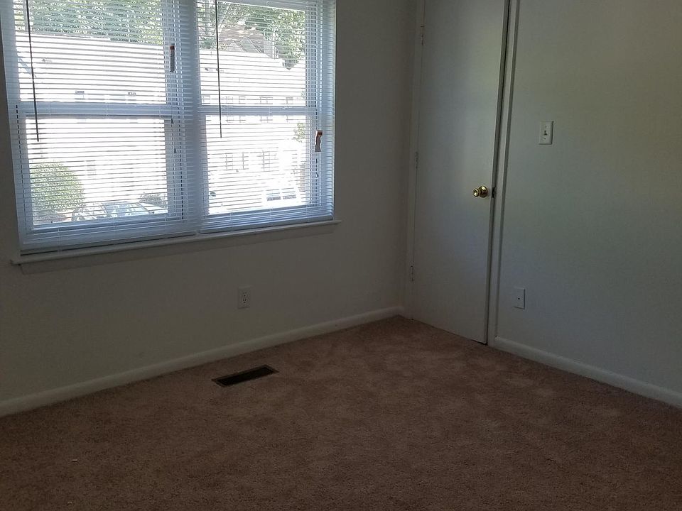 1st image of 7 Tree Dr
