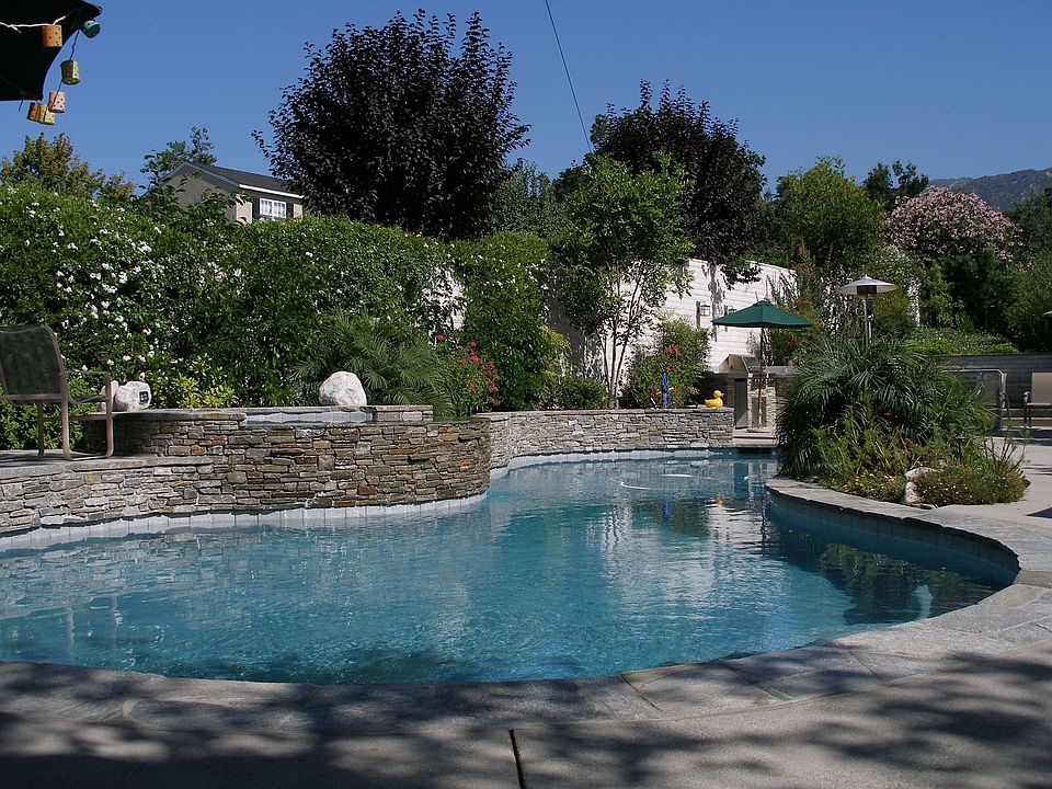 Poolyard with entertainment area