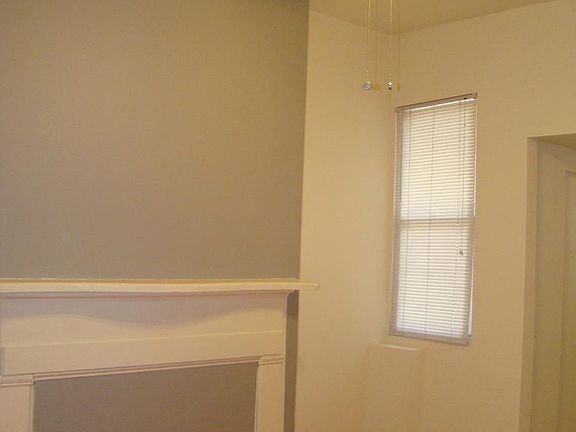 Large LR with mantel & ceiling fan