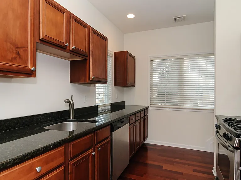 330 Maple Ave #4 — Photo 6