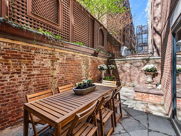 3rd image of 18 W 74th St APT 1