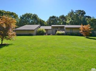 26 McArthur Ln, Smithtown, NY 11787
