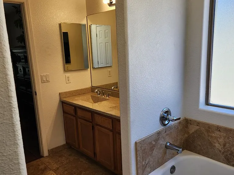 400 E Phoenix St — Photo 21