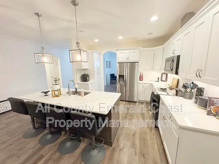 481 Kelly St — Photo 16