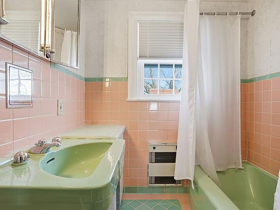 21st image of 103 E Dogwood St