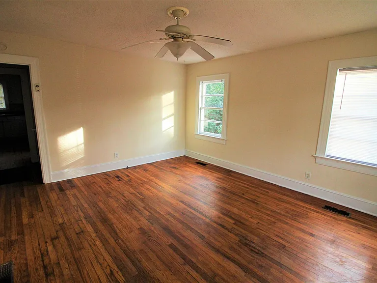 505 S Oak St — Photo 7