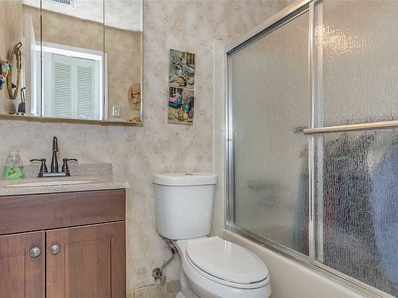 5th image of 369 Woodland Ct