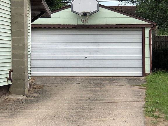 3rd image of 3295 Glengary St