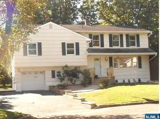 4 Fenway Ct, Cresskill, NJ 07626