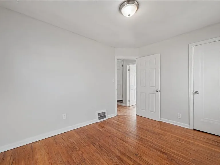 18627 Justine St — Photo 11