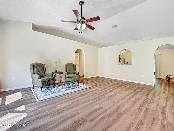 3rd image of 305 Paigo St SE