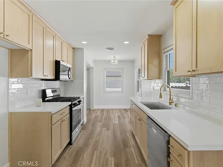 2715 Cedar St — Photo 9
