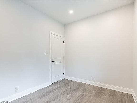 5th image of 536 Cannon St E